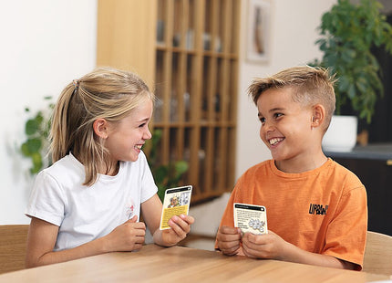 black stories junior – Spielerisch lernen Mathe – Zwei Kinder beim gemeinsamen Rätseln mit den Karten