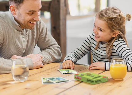 black stories junior – Spielerisch lernen Sachkunde – Kind und erwachsene Person beim gemeinsamen Rätseln