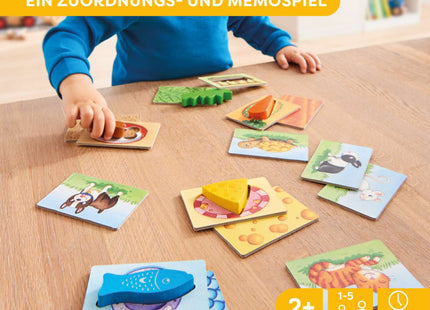 HABA Meine ersten Spiele – Fütter mich! – Kind beim Zuordnen der Holzteile zu Formen- und Tierkarten