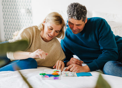 IQ Love beim gemeinsamen Betrachten der Puzzleteile