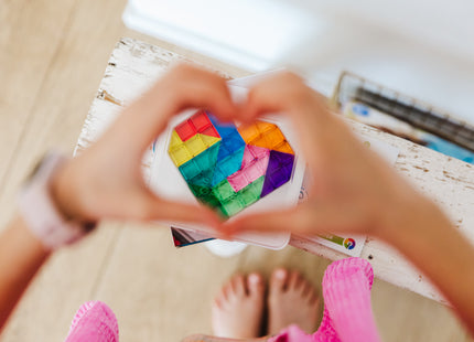 Herzförmige Spielseite von IQ Love mit bunten Puzzleteilen