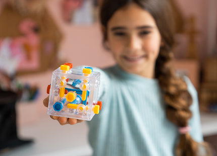 Criss Cross Cube – Größenansicht des Würfels in der Hand