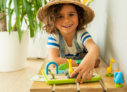 Kind bewegt eine Tierfigur auf dem Fotosafari-Spielfeld