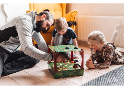 Spinderella – Familie beim Spielen am aufgebauten Spiel